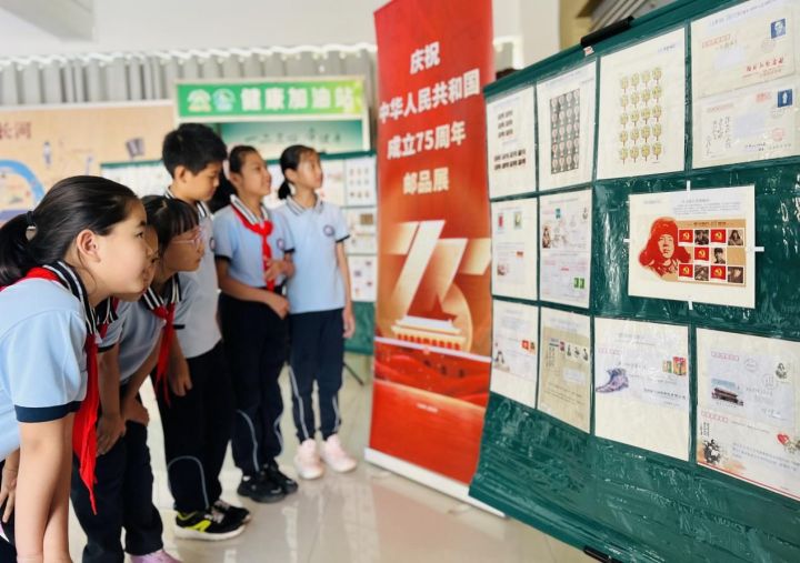 威海市北竹島小學舉行“方寸伴我行，祖國在心中”紅色主題郵展